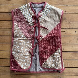 Jana Seattle Vintage 1970s Quilted Boxy Tie Front Vest Cream Red Patchwork Boho